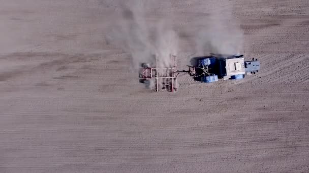 带有竖井的拖拉机为种植庄稼准备农田 — 图库视频影像