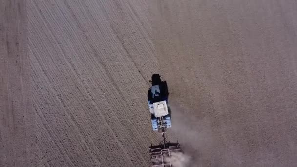 Korkuluklu Traktör Tarım Arazisini Ekin Ekmeye Hazırlıyor — Stok video