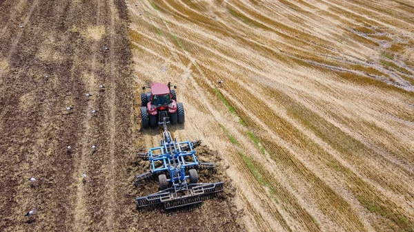 Zicht Vanuit Lucht Tractor Gecombineerde Rooiwerkzaamheden Het Veld Industriële Landbouw — Stockfoto