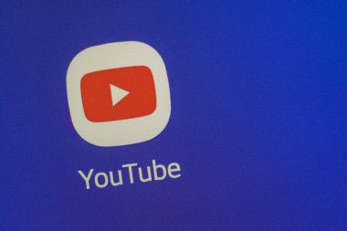 Lutsk, Ukrayna - 24 Haziran 2020: z akıllı telefon ekranında gösterilen ve uzayı kopyalayan YouTube Uygulaması.