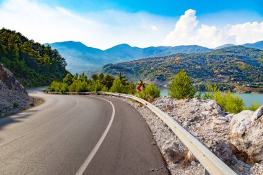Türkiye 'nin Antalya ilindeki güzel bir Yeşil Kanyon yakınlarındaki dağ otobanından geçerek. 