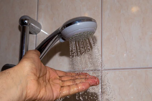 Ręczne Badanie Temperatury Wody Przed Wzięciem Prysznica — Zdjęcie stockowe