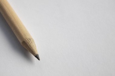 Kağıt ve kalem, mesajın için hazırlandı. Kavramlarınız için alanı kopyala.