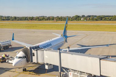 Lviv, Ukrayna - 09 Ağustos 2020: MAU Uluslararası uçağı Lviv LWO Danylo Halytski ulusal havaalanında bagajlarını boşalttı.