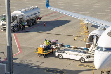 Lviv, Ukrayna - 09 Ağustos 2020: MAU Uluslararası uçağı Lviv LWO Danylo Halytski ulusal havaalanında bagajlarını boşalttı.