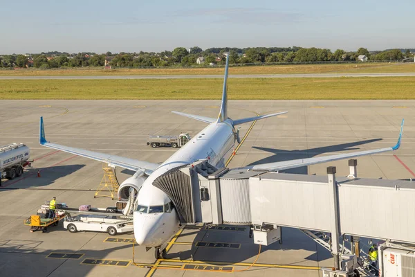 Lviv, Ukrayna - 09 Ağustos 2020: MAU Uluslararası uçağı Lviv LWO Danylo Halytski ulusal havaalanında bagajlarını boşalttı.