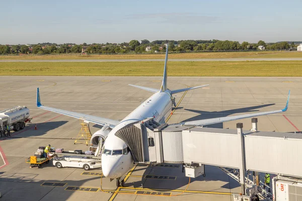 Lviv, Ukrayna - 09 Ağustos 2020: MAU Uluslararası uçağı Lviv LWO Danylo Halytski ulusal havaalanında bagajlarını boşalttı.