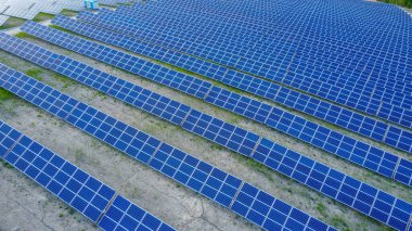 Güneş panellerinin arka planı modern statik güneş enerjisi istasyonundan görüldüğü gibi. Yeşil enerji arkaplanı