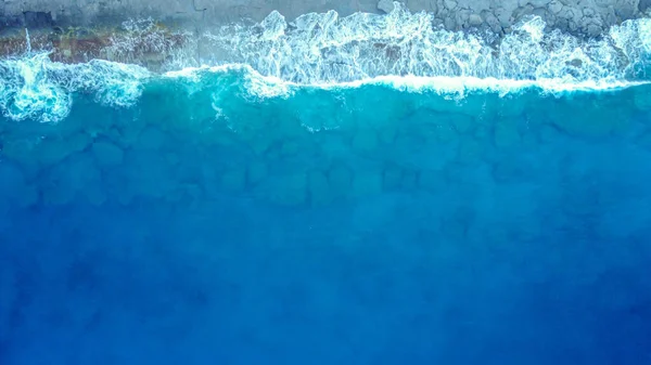 Letecký Pohled Moře Vlnami Při Východu Slunce Přímo Nad Mořskou — Stock fotografie