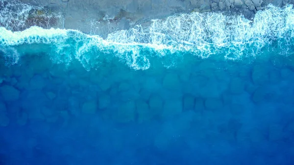 空中看大海 日出时波涛汹涌 就在海上摄像头上方 — 图库照片