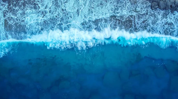 Gün Doğumunda Dalgalarla Denize Bakan Hava Manzarası Doğrudan Deniz Kamerasının — Stok fotoğraf