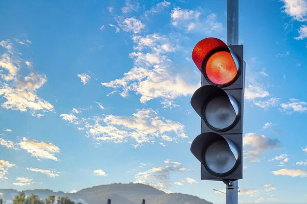 Ärligt Foto Trafikljuset Framför Skylten Över Dramatisk Himmel Kopiera Utrymme — Stockfoto