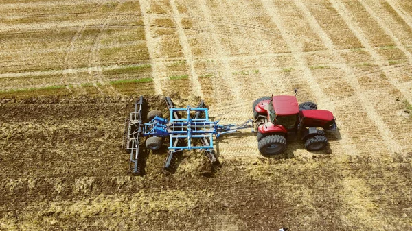 Zicht Vanuit Lucht Tractor Gecombineerde Rooiwerkzaamheden Het Veld Industriële Landbouw — Stockfoto