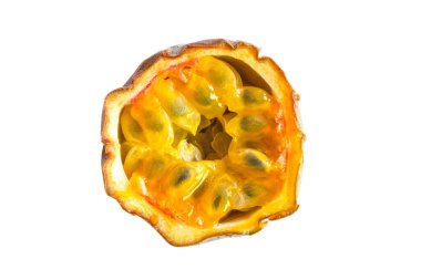 Tutku meyvesi dilimi beyaz arkaplanda kesilmiş