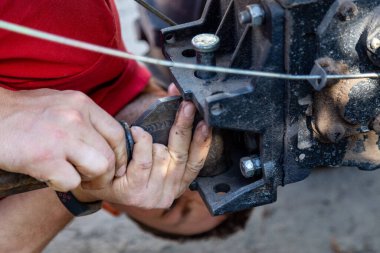İki tekerli bir traktöre saban ekleyen kişi ayrıca motor bloğu veya yürüyen traktör olarak da bilinir.