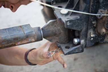 İki tekerli bir traktöre saban ekleyen kişi ayrıca motor bloğu veya yürüyen traktör olarak da bilinir.