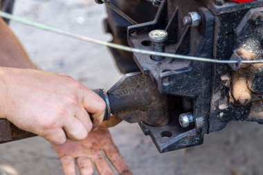 İki tekerli bir traktöre saban ekleyen kişi ayrıca motor bloğu veya yürüyen traktör olarak da bilinir.