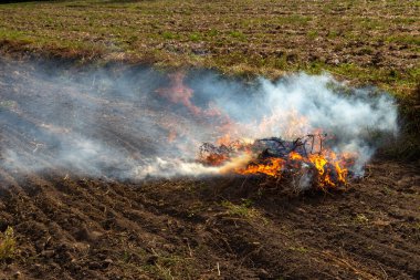 Kırp ve yak tarımı ya da sakal yakma. Toprağı sürdükten sonra ot kalıntılarından kurtulmak için tarımsal bir tarlada yangın çıktı.
