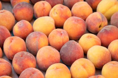 Arka plan olarak pazar rafında doğal organik şeftali var.