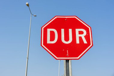 Türkçe kırmızı dur ya da DUR işareti