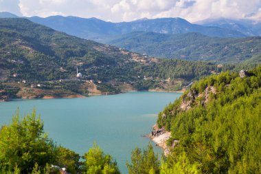 Türkiye 'nin Antalya ilindeki güzel bir Yeşil Kanyon yakınlarındaki dağ yolundan geçerek