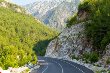 Türkiye 'nin Antalya ilindeki güzel bir Yeşil Kanyon yakınlarındaki dağ yolundan geçerek