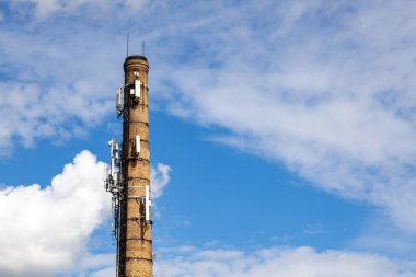 Eski bir ısı santrali borusuna 5G iletişim ekipmanı yerleştiriliyor. Teknoloji metniniz için kopyalama alanı oluşturur