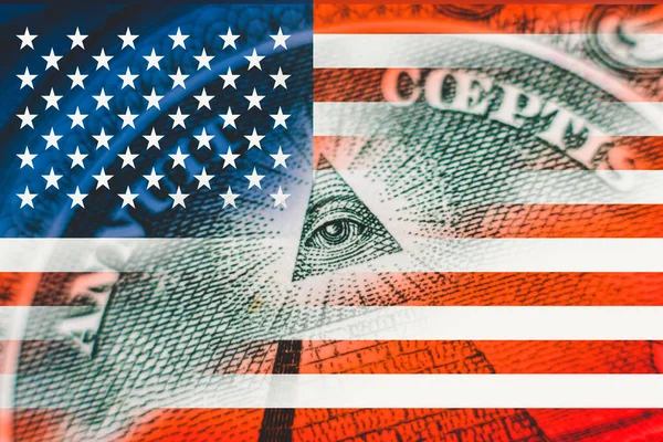 米国旗の上のドルからピラミッドを誘導する 連邦準備制度は 米国の旗を持つ100ドル札のシンボル — ストック写真