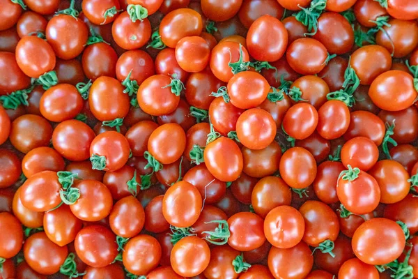 Latar Belakang Pasar Tomat Ceri Segar Dengan Beberapa Tomat Tergeletak — Stok Foto