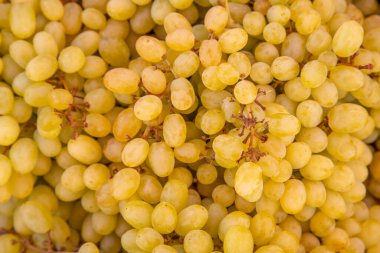 Taze meyve pazarı Fransa Seyahat Arkaplan Konseptinde Rafta Taze Meyve Yeşili Üzümleri