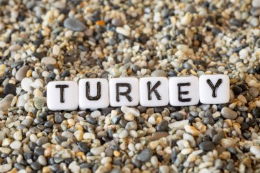 Tatil beldesi olan Türkiye 'nin bir sahil taşına yazılmış mektupların durgun yaşamında adları yazılı metni