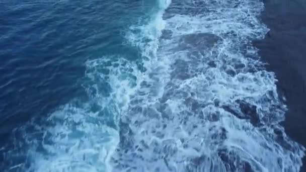 Uitzicht Vanuit Lucht Zee Met Golven Bij Zonsopgang Direct Boven — Stockvideo