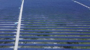 Kırsal bölgelerdeki güneş panellerinin en üst görüntüsü.