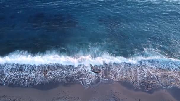 日の出の波と海での空中ビュー 海のカメラの真上 — ストック動画