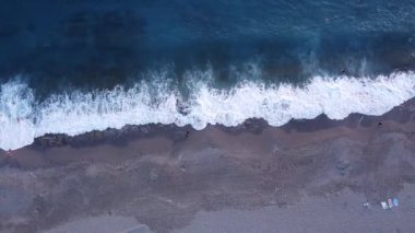 Gün doğumunda dalgalarla denize bakan hava manzarası. Doğrudan deniz kamerasının üstünde..