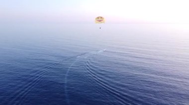  26.09.2020, Alanya, Tukey - Motorlu tekne özel bir paraşütü çekiyor, deniz üzerinden paraşütle iniyor, deniz üzerinden paraşütle atlıyor, deniz, tatil köyü, eğlence, kırmızı