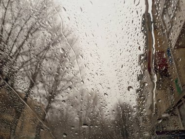 Su bardağa düşer.