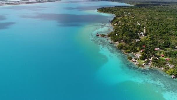 Lagoon Bacalar Mexiko Har Unik Färg Vatten Från Höjd Det — Stockvideo