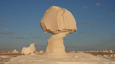Beyaz Çöl'deki Beyaz Kaya. Mısır 2019