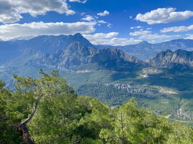 Antalya'da Tyunektepe dağındaki gözlem güvertesinden dağların güzel manzarası