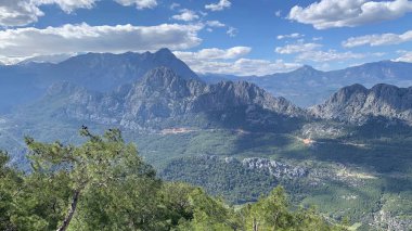 Türkiye'deki dağların muhteşem manzarası. Tnektepe Dağı'ndaki gözlem güvertesinden manzara. Antalya