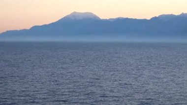 Türkiye'de güzel gün batımı. Dağlar ve deniz