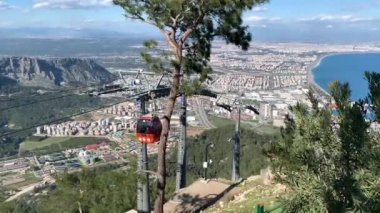 Antalya'da Tnektepe dağına giden teleferik. Türkiye