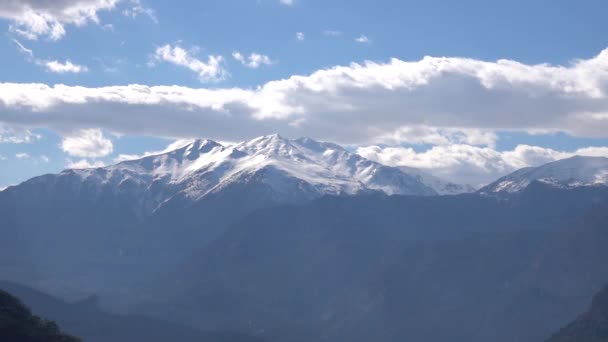 Χιονισμένα Βουνά Και Σύννεφα Ουρανό — Αρχείο Βίντεο