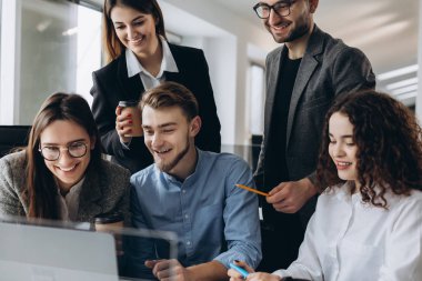 Taze veri analiz. Grup yeni proje tartışıyor ve ofiste vakit ise gülümseyen genç emin iş adamları.