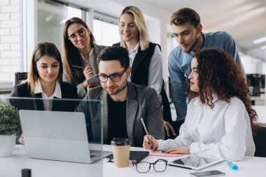 Güzel iş adamları modern ofiste çalışırken bilgisayar kullanıyorsanız. Yeni iş projesi analiz.