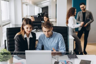 Görüntü birlikte projede ofiste çalışan iki genç iş işçilerin