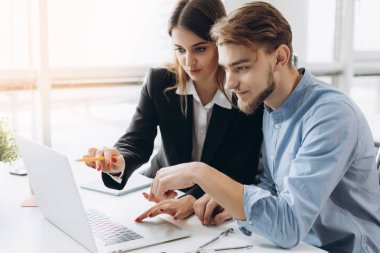 Görüntü birlikte projede ofiste çalışan iki genç iş işçilerin