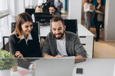 Modern ofis iç toplantıda iki iş arkadaşları