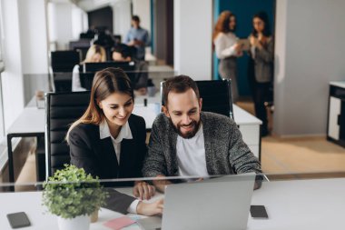 Modern ofis iç toplantıda iki iş arkadaşları